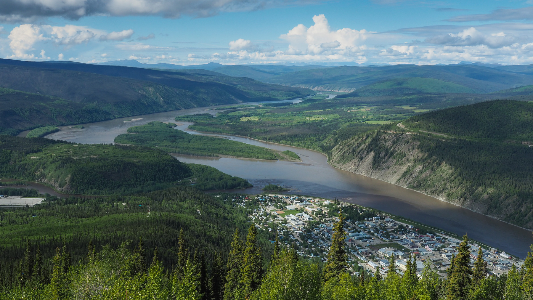 Dawson City von oben, am Zusammenfluß von Klondik und Yukon