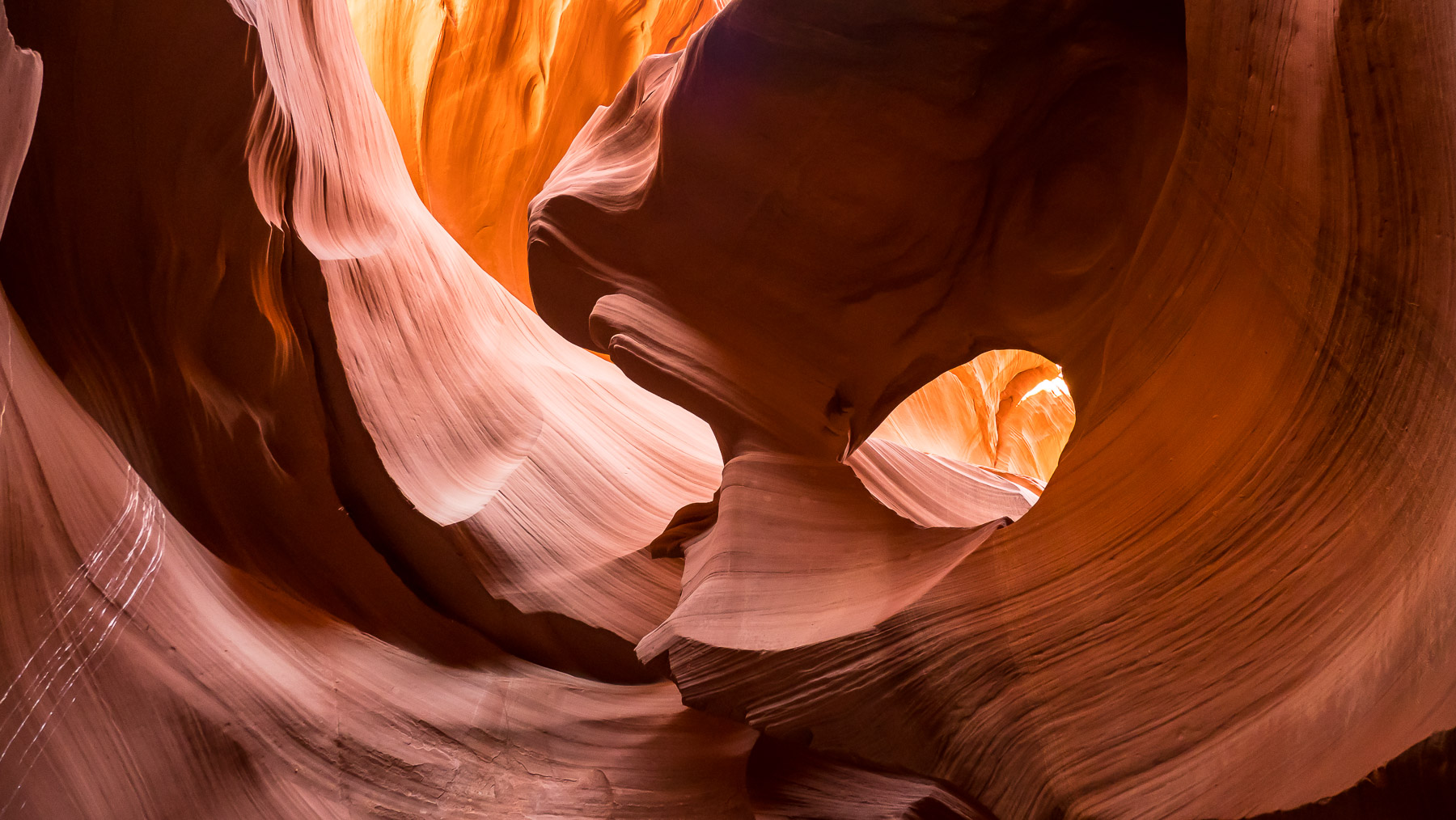 Licht und Schatten in den roten Sandsteinformationen