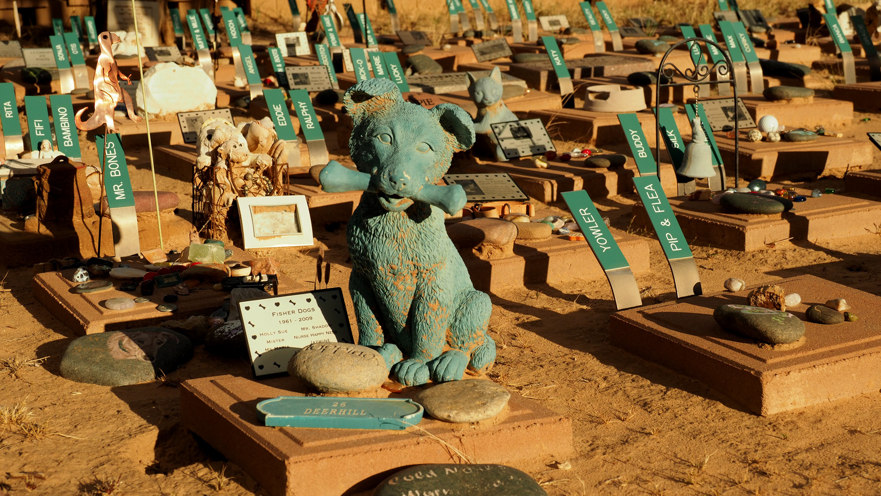 Angels Rest – riesiger Haustierfriedhof in einem Canyon, teils kitschig, teils berührend