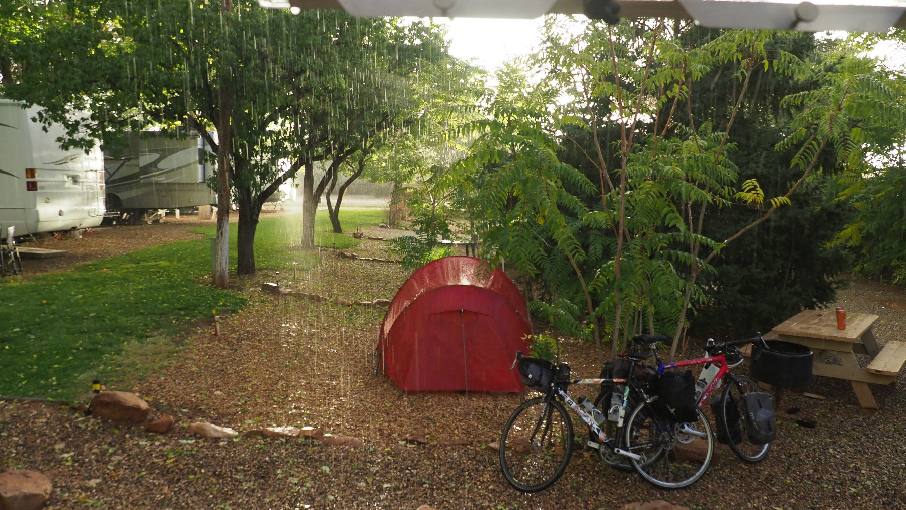 Rachel und Lukes Zelt und Fahrräder im großen Regen