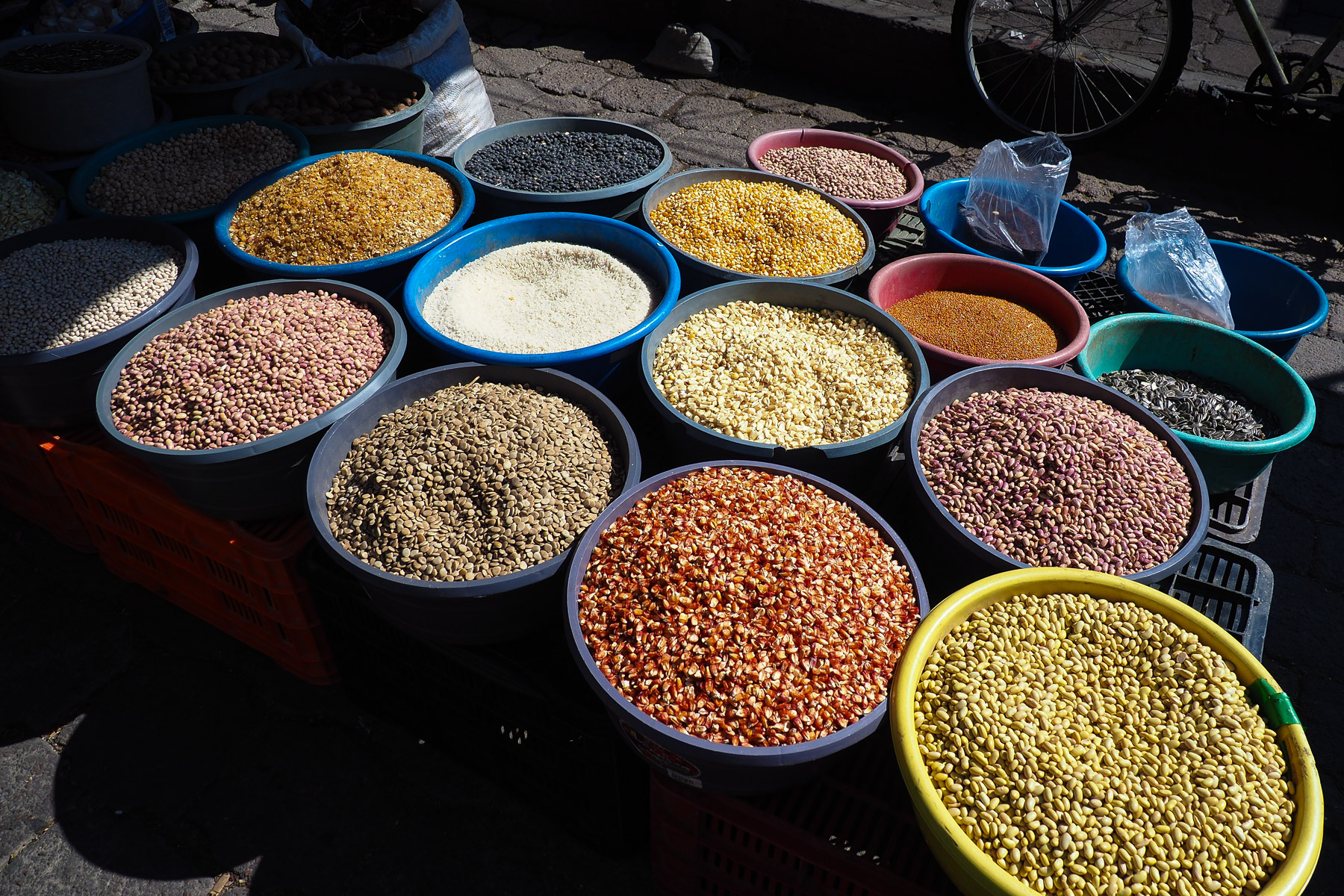 Bohnen, Mais, Reis ect. auf dem Gemüsemarkt
