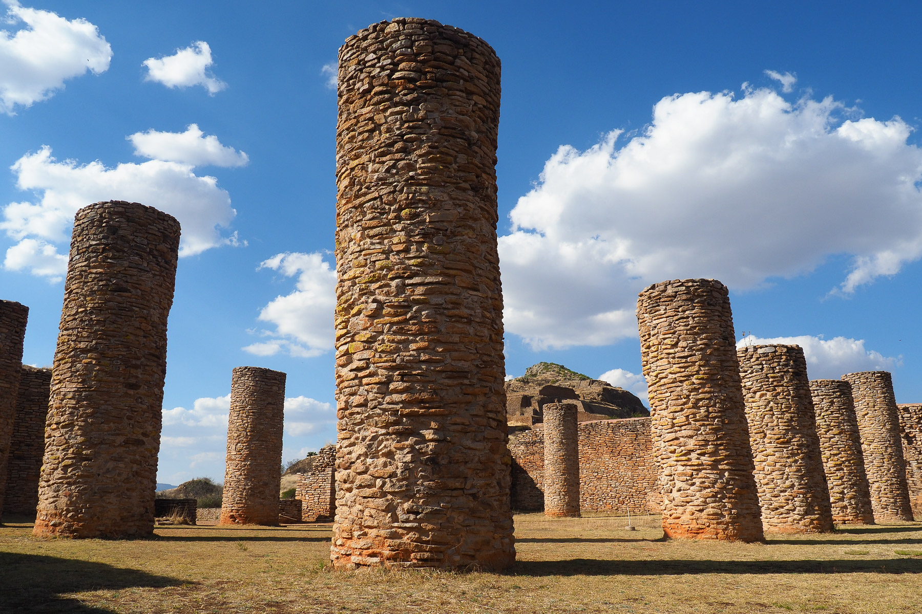 Beeindruckende Säulen, die einmal ein riesiges Dach getragen hatten, das ca. 750 n.C. durch Feuer zerstört wurde