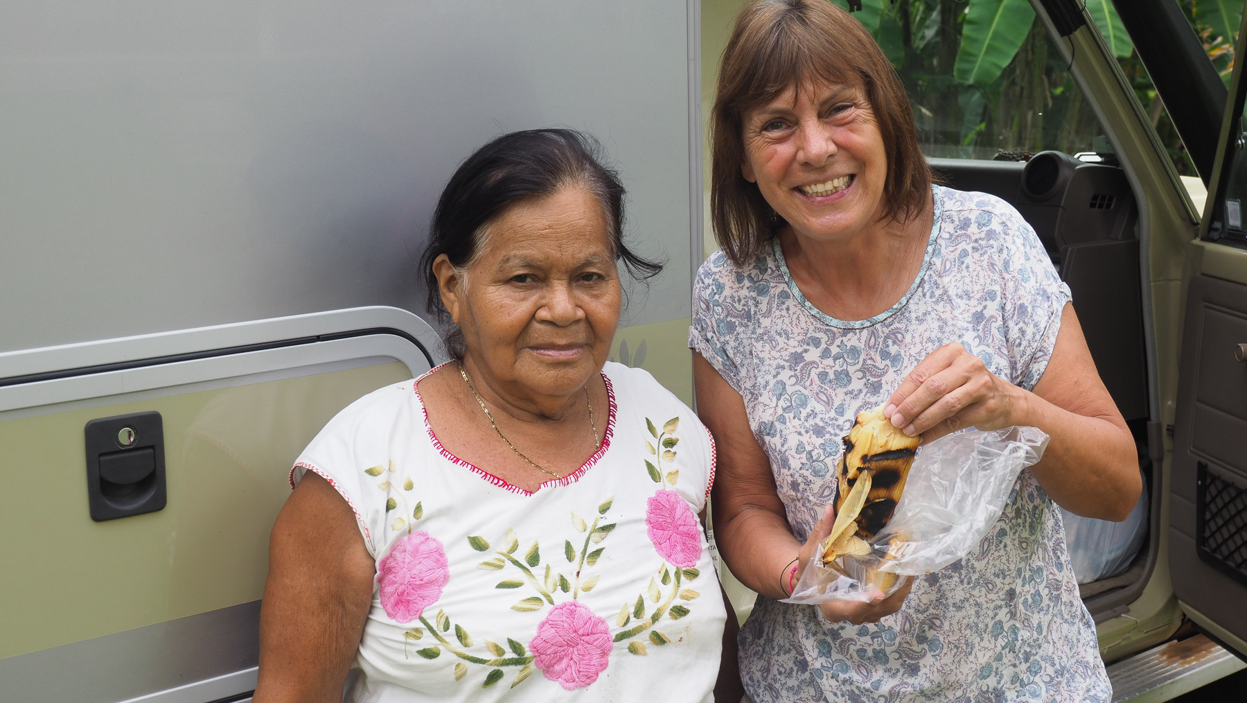 Abuela Elena schenkt uns selbst gemachte Tamales