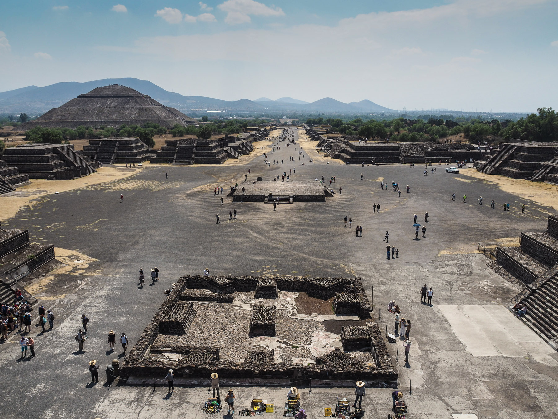 Die Straße der Toten und die Sonnen-Pyramide in Teotihuacan
