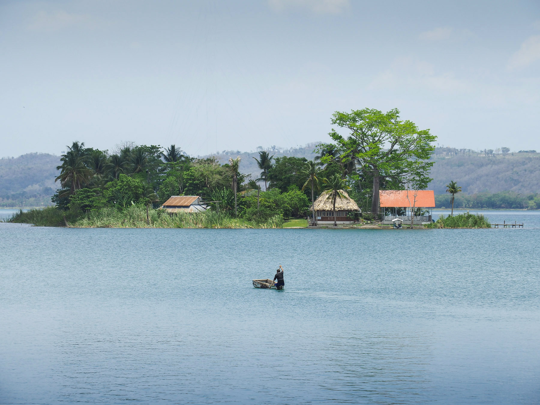 Insel vor Flores, Lago Peten Itza, im heißen, schwülen Tiefland von Guatemala