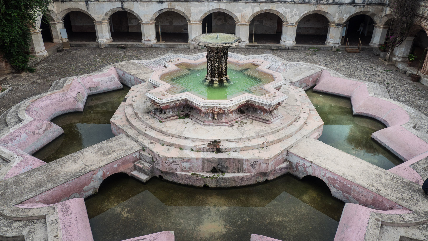 Riesiger Brunnen im Kloster des Mercedarier-Orden