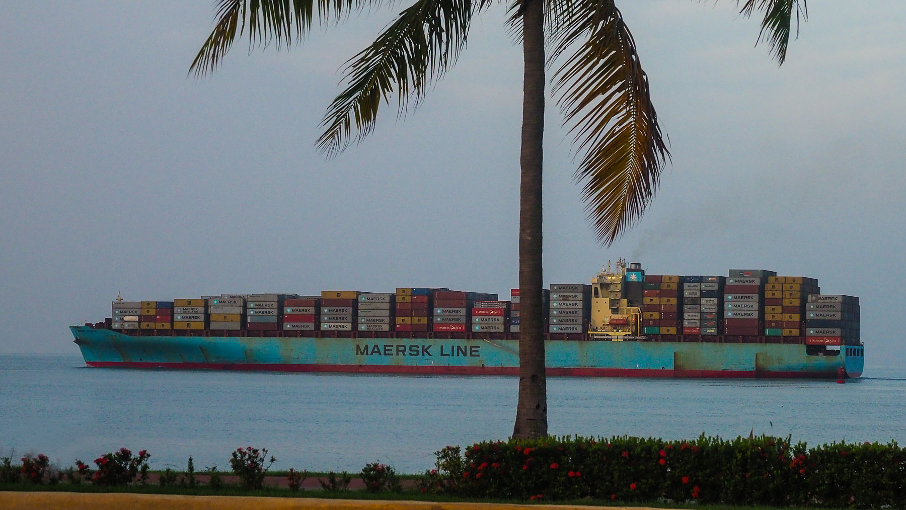 Panamakanal – riesige Frachtschiffe ziehen vorbei