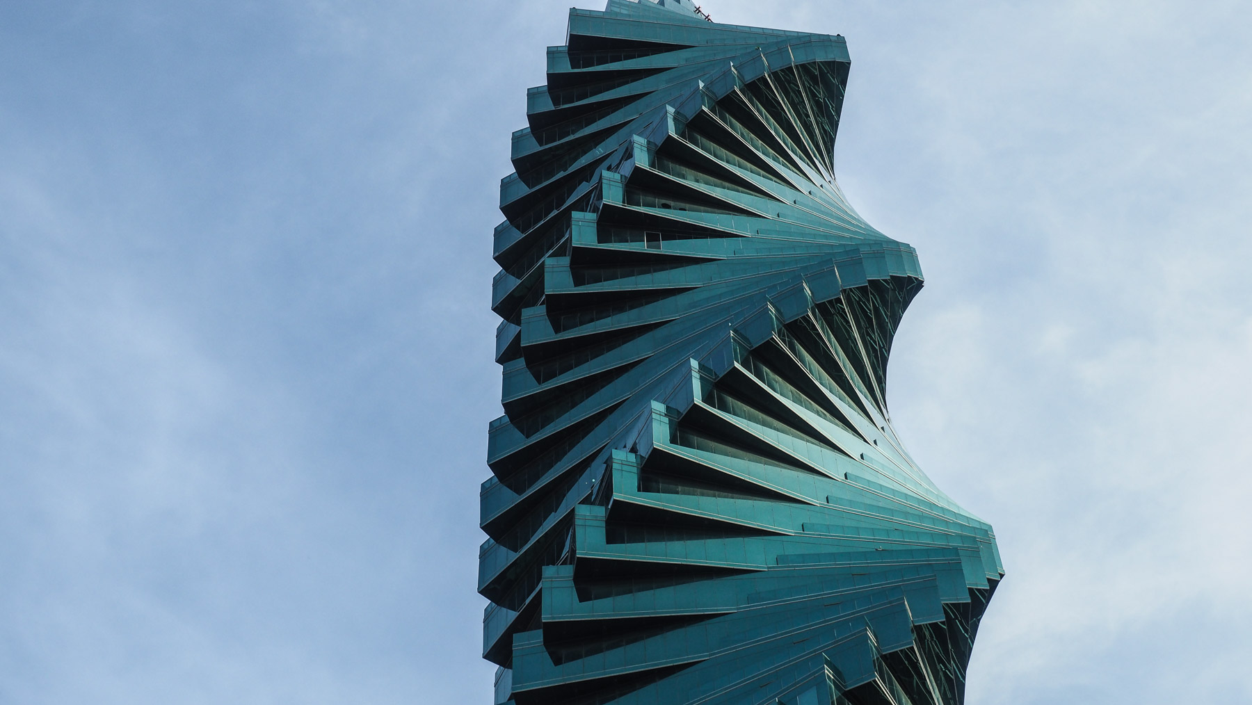 Der F&F Tower ist ein riesengroßer spiralförmiger Wolkenkratzer, 243 Meter hoch