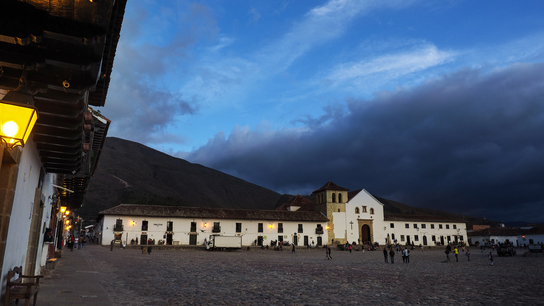 Der riesige gepflasterte Dorfplatz von Villa de Leyva