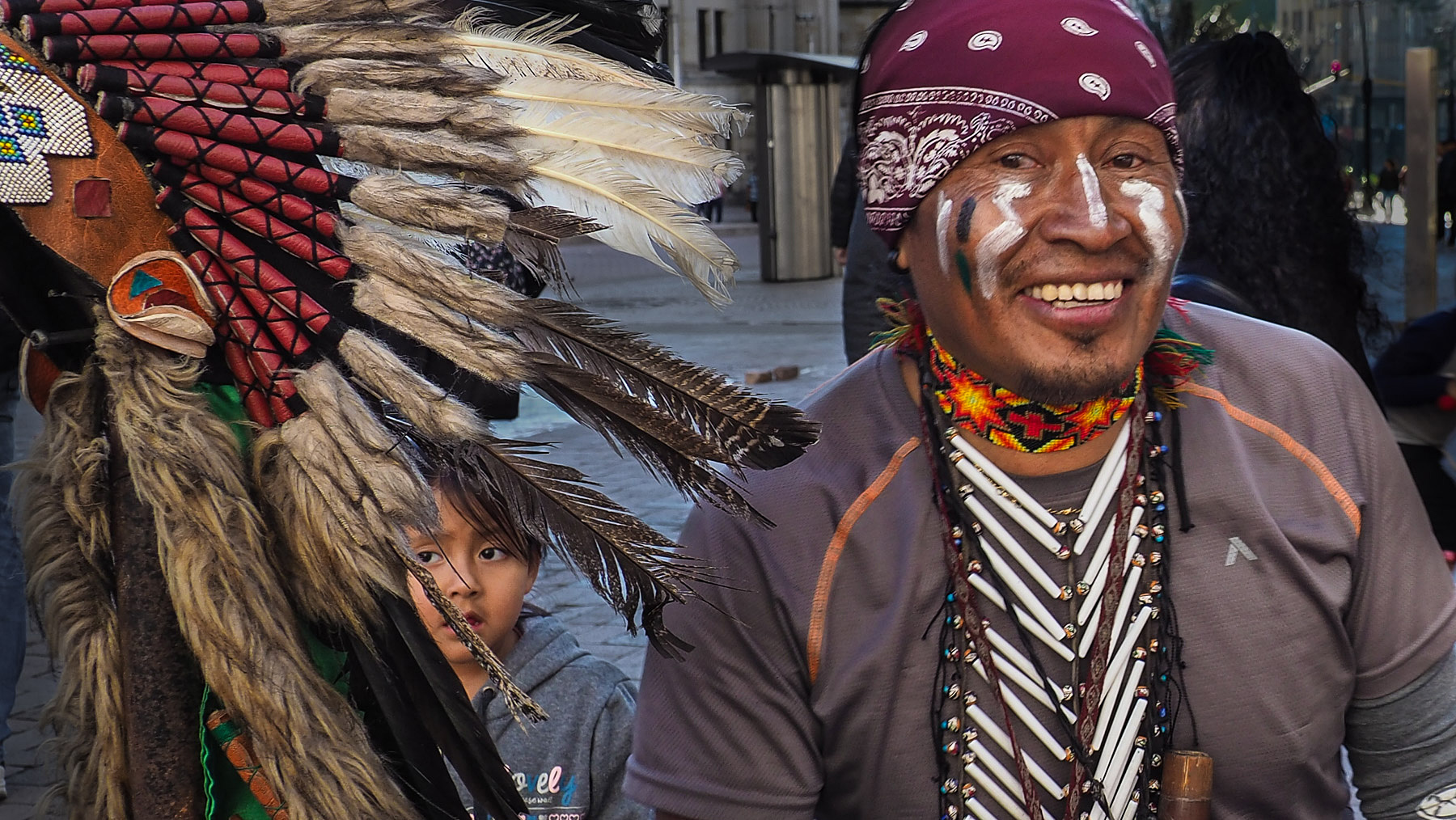 Indigener Straßenkünstler in einem quirligen Teil Bogota`s
