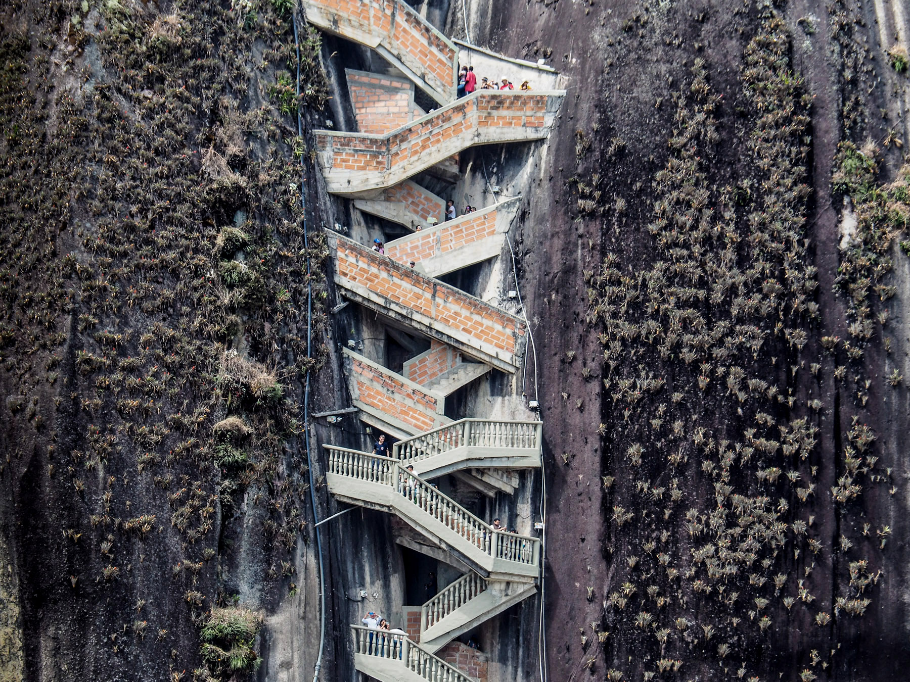 Eine Treppe wurde in einen natürlichen Spalt des riesigen Felsens gebaut