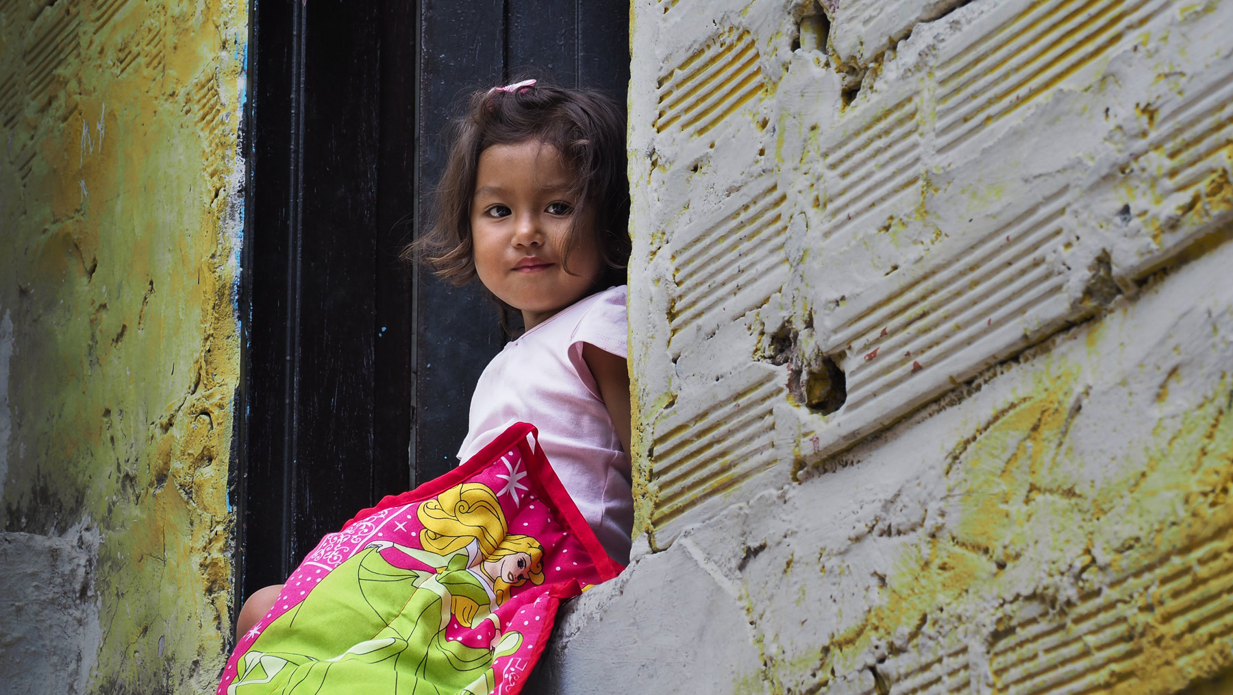 Die Nichte unserer Führerin durch die Comuna 13 vor ihrem Haus.