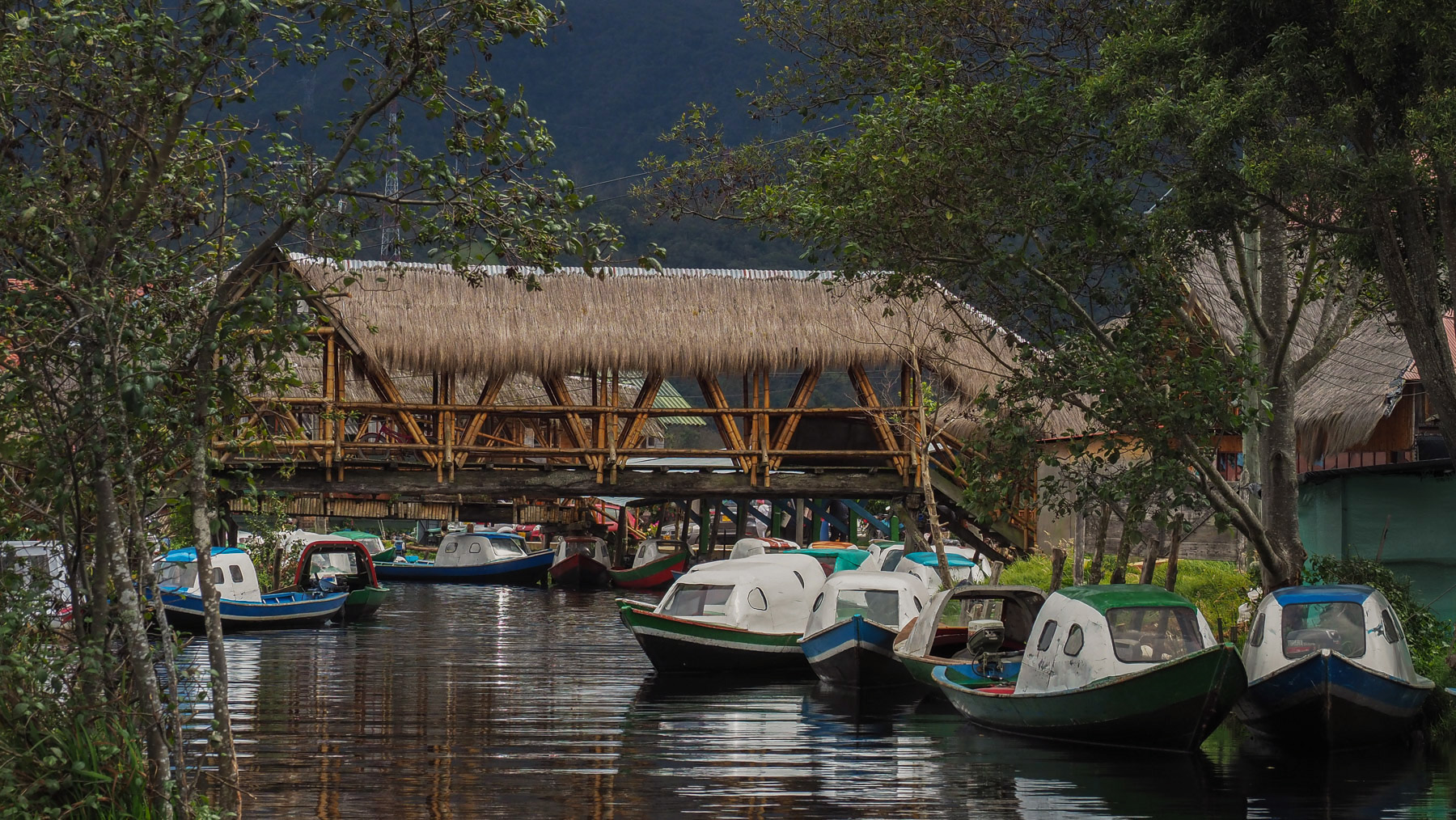 Viele Brücken und Boote in Puerto la Cocha, dem kleinen Dorf am See