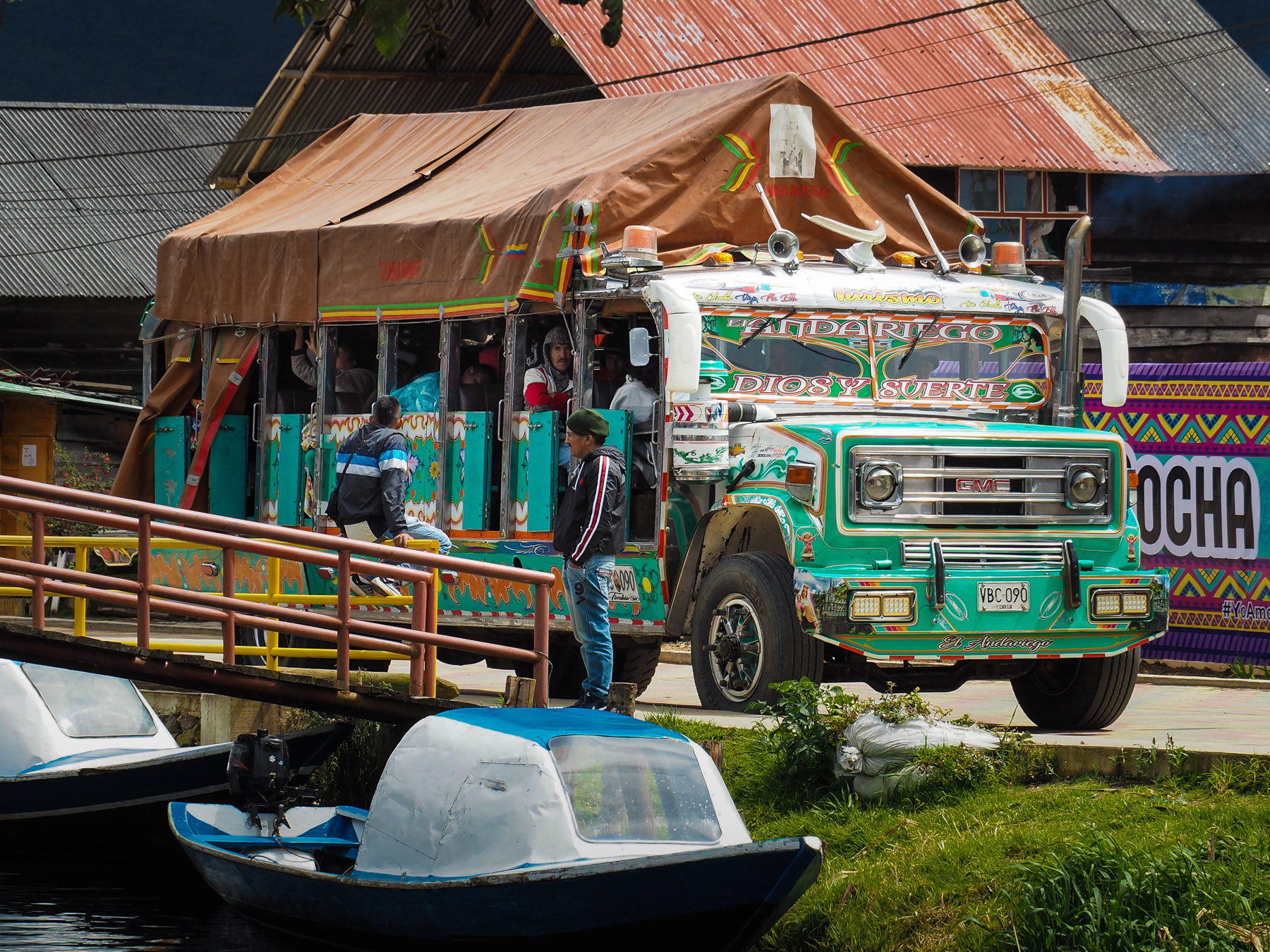 Chivas heißen diese bunten Busse in Kolumbien