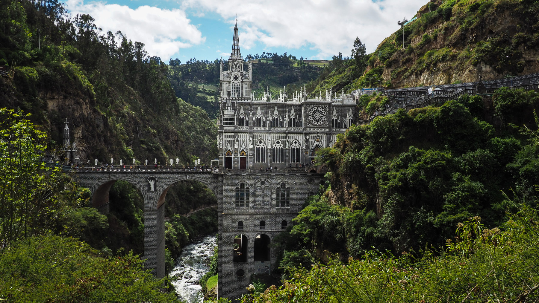 Santuario de las Lajas – Wallfahrtskirche direkt in eine steile Schlucht gebaut