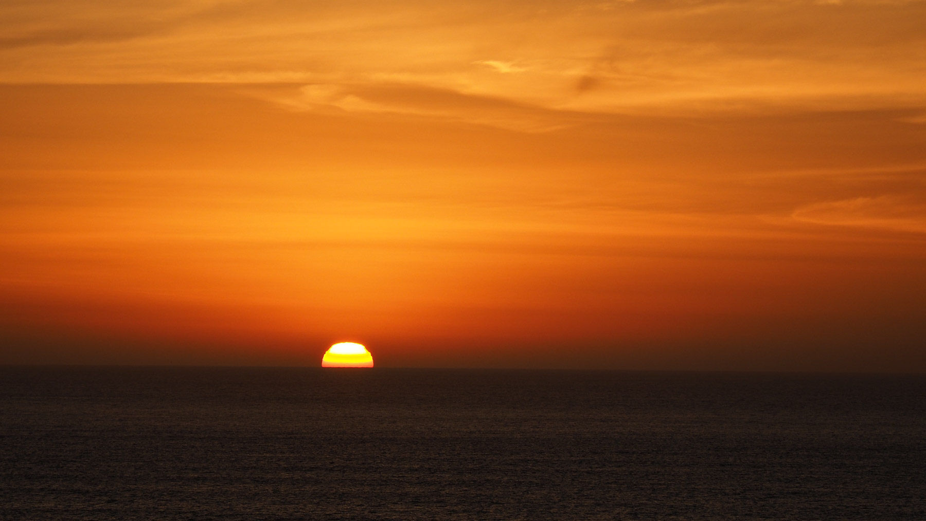 Herrliche Sonnenuntergänge am Meer in völliger Einsamkeit