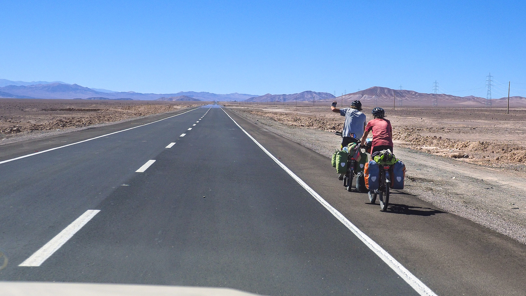 Verrückte Radler, Fritz und Karin, auf der Panamericana durch die heiße  Atacama Wüste
