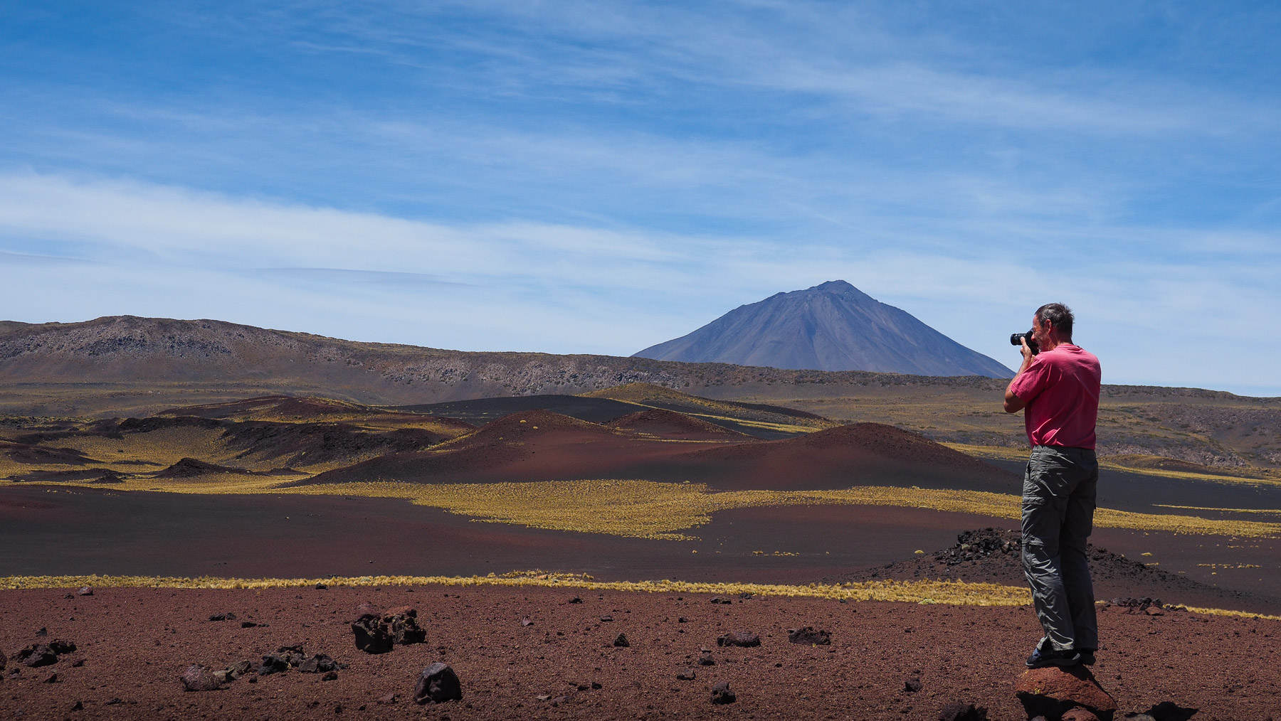 Malerische Vulkanlandschaft in schwarz, gelb, rot