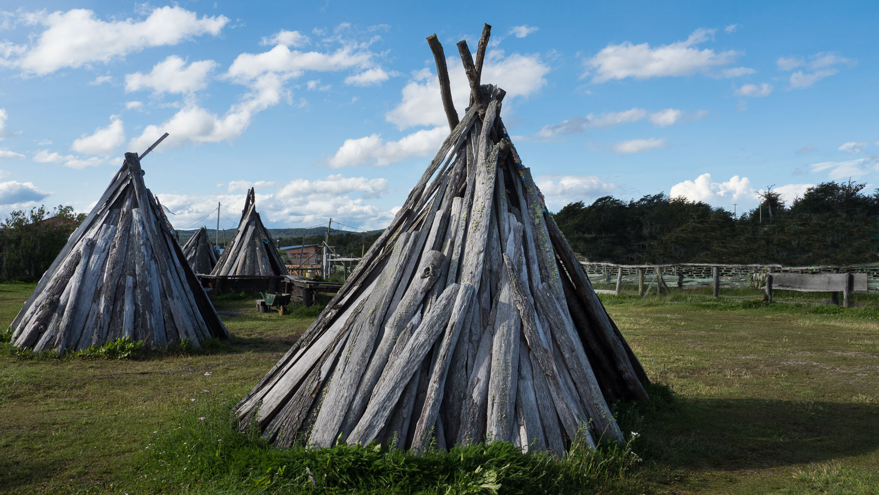 Einfache Behausungen auf einem Campingplatz, wie von den Ureinwohnern