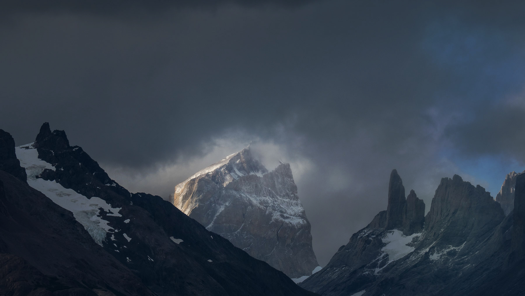Torres del Paine, meistens dramatisch von Wolken umhüllt