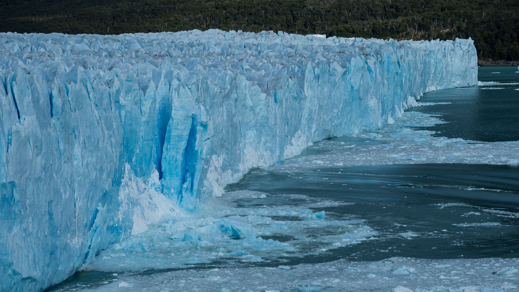 Beeindruckende Gletscherkalbung mit lautem Getöse