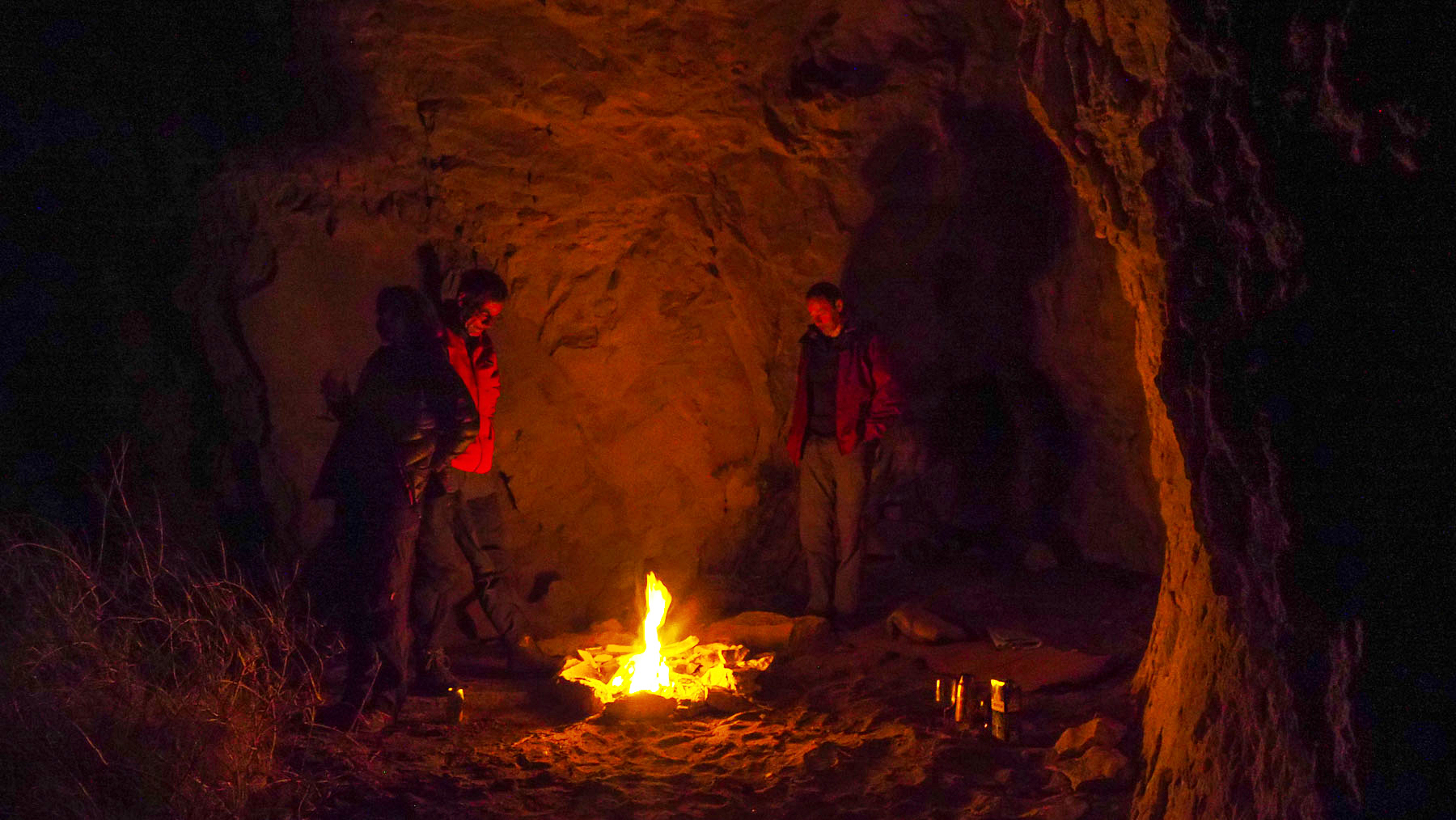 Lagerfeuerromantik in der Höhle