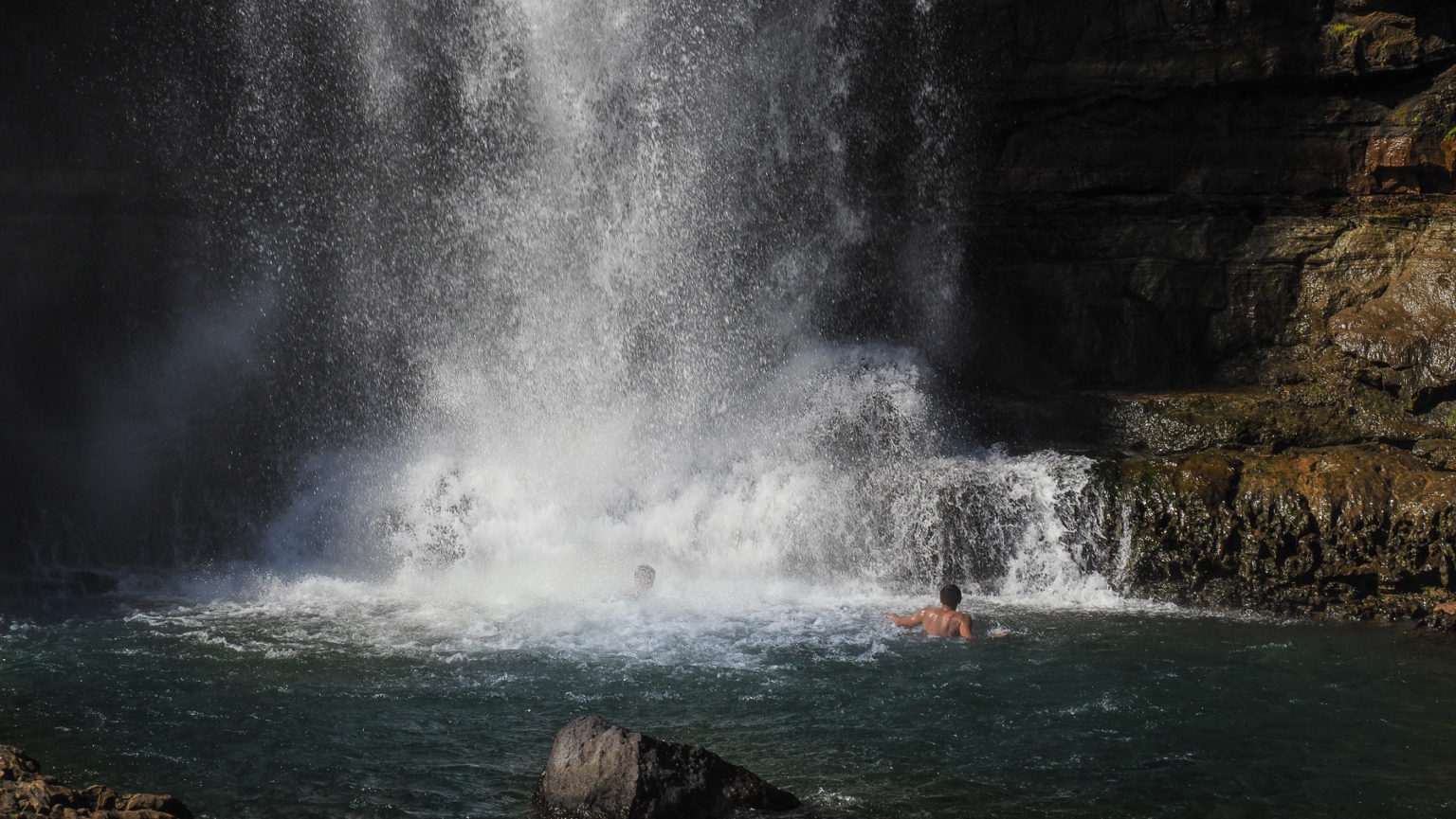 Erfrischendes Bad im Wasserfall Las Lajas