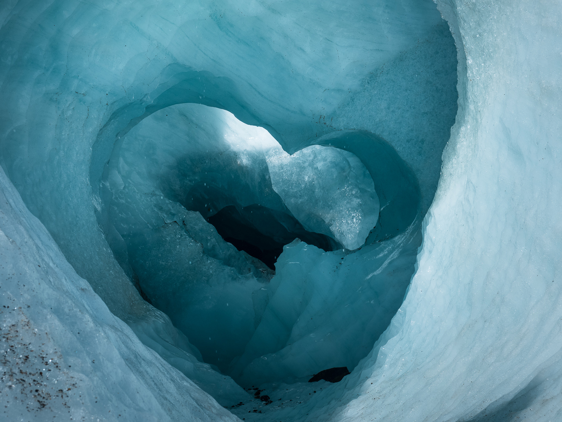 Wunderschöne eisblaue Gletscherhöhlen