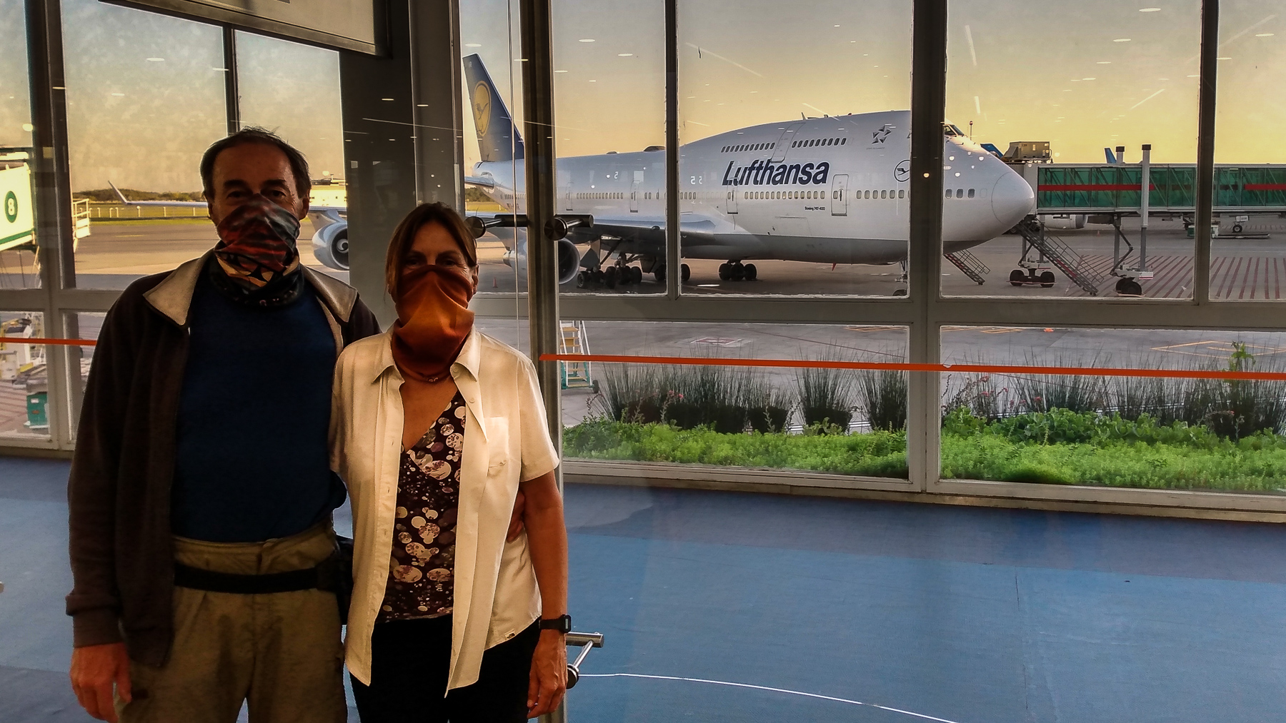 Abschied im Flughafen, draußen wartet unser Lufthansa Flieger nach Hause