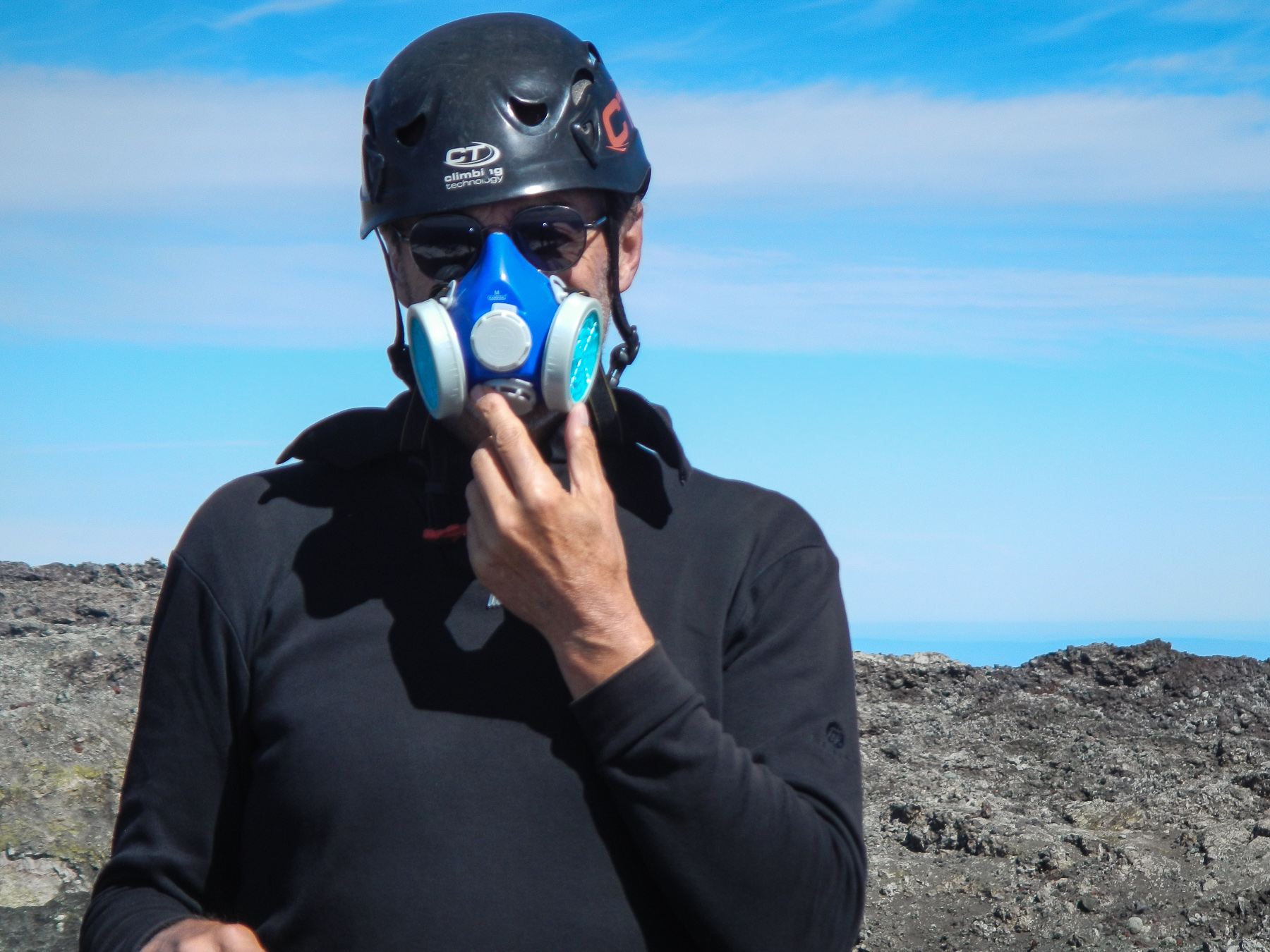 Mit Gasmaske auf dem Vulkan Villarica